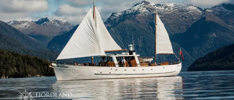 Crociera sul lago Te Anau a bordo dello yacht Faith
